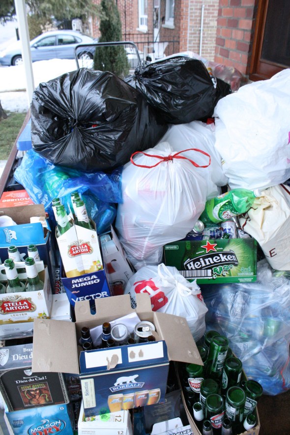 Pile de cannettes et de bouteilles sur un balcon
